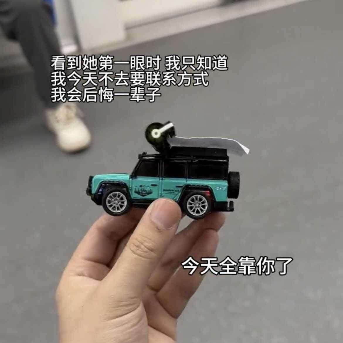 迷你遥控小车合金越野遥控车带前大灯后车灯室内桌面玩具车高级新