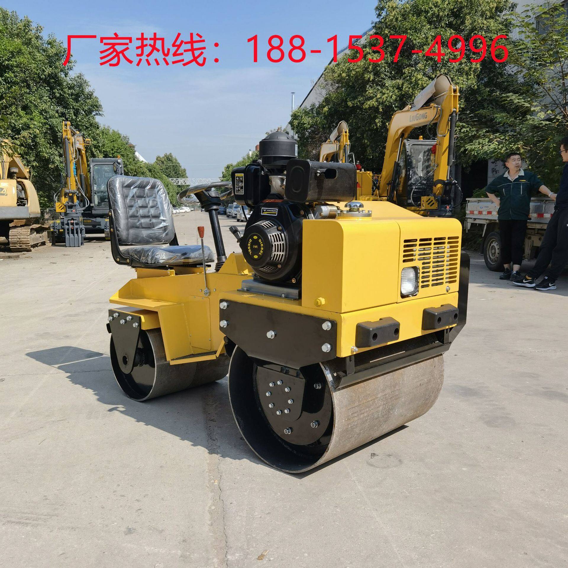 重庆800公斤小型座驾式压路机 适宜狭窄地区作业压实泥土草坪沥青