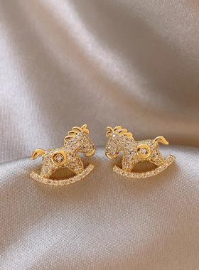 金色木马钱币闪钻耳钉女2025新款爆款高级感精致独特漂亮耳环耳饰