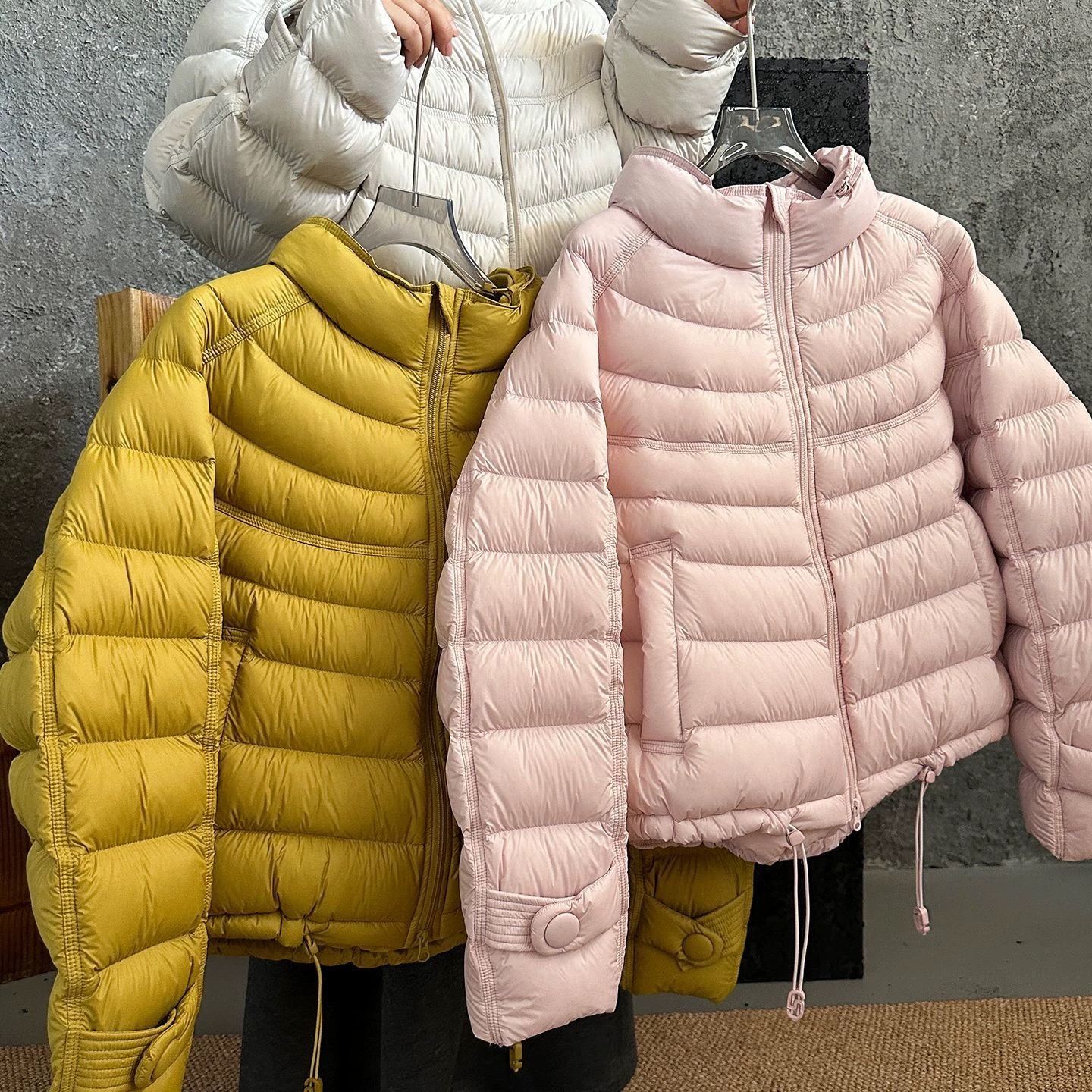 2025年新款排骨羽绒服女轻薄泡芙短款90白鸭绒保暖连帽小个子外套