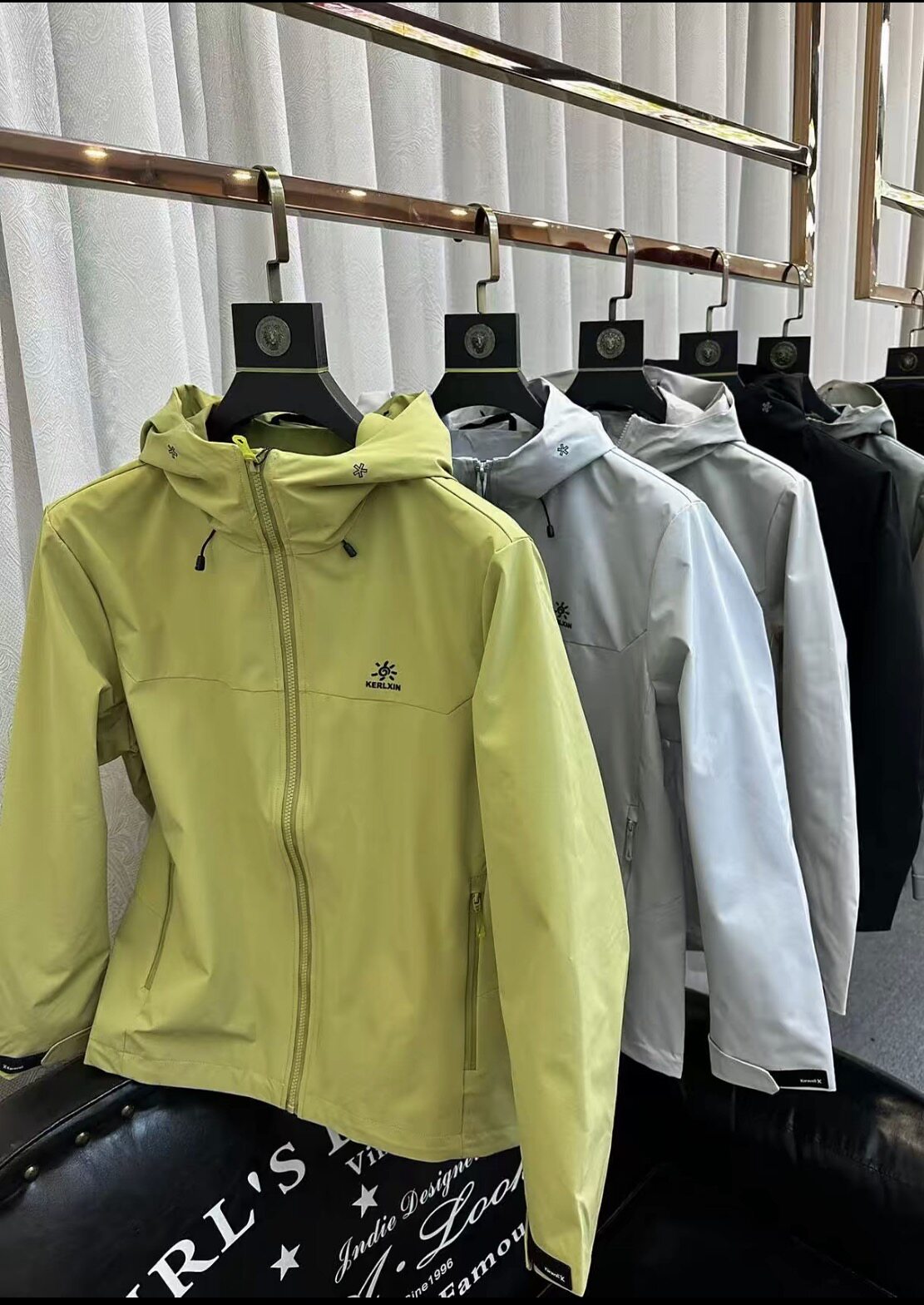 [宙斯]户外黑色冲锋衣男款2026春夏新款硬壳防风登山服外套女