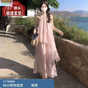 假两件粉色挂脖吊带连衣裙女夏遮手臂多巴胺绝美海边度假沙滩长裙