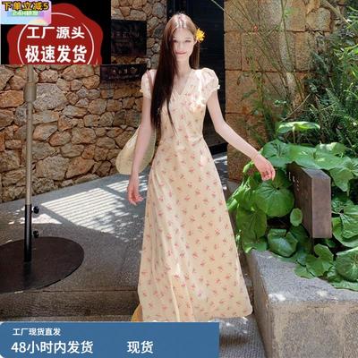 白色碎花泡泡袖连衣裙女夏多巴胺新疆旅游海边度假绝美沙滩长裙子