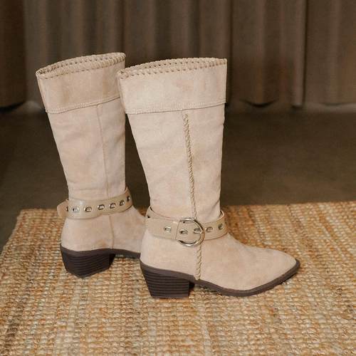 梨小七~外穿沙漠小众时髦覆古绒面西部靴女皮带扣尖头粗跟骑士靴