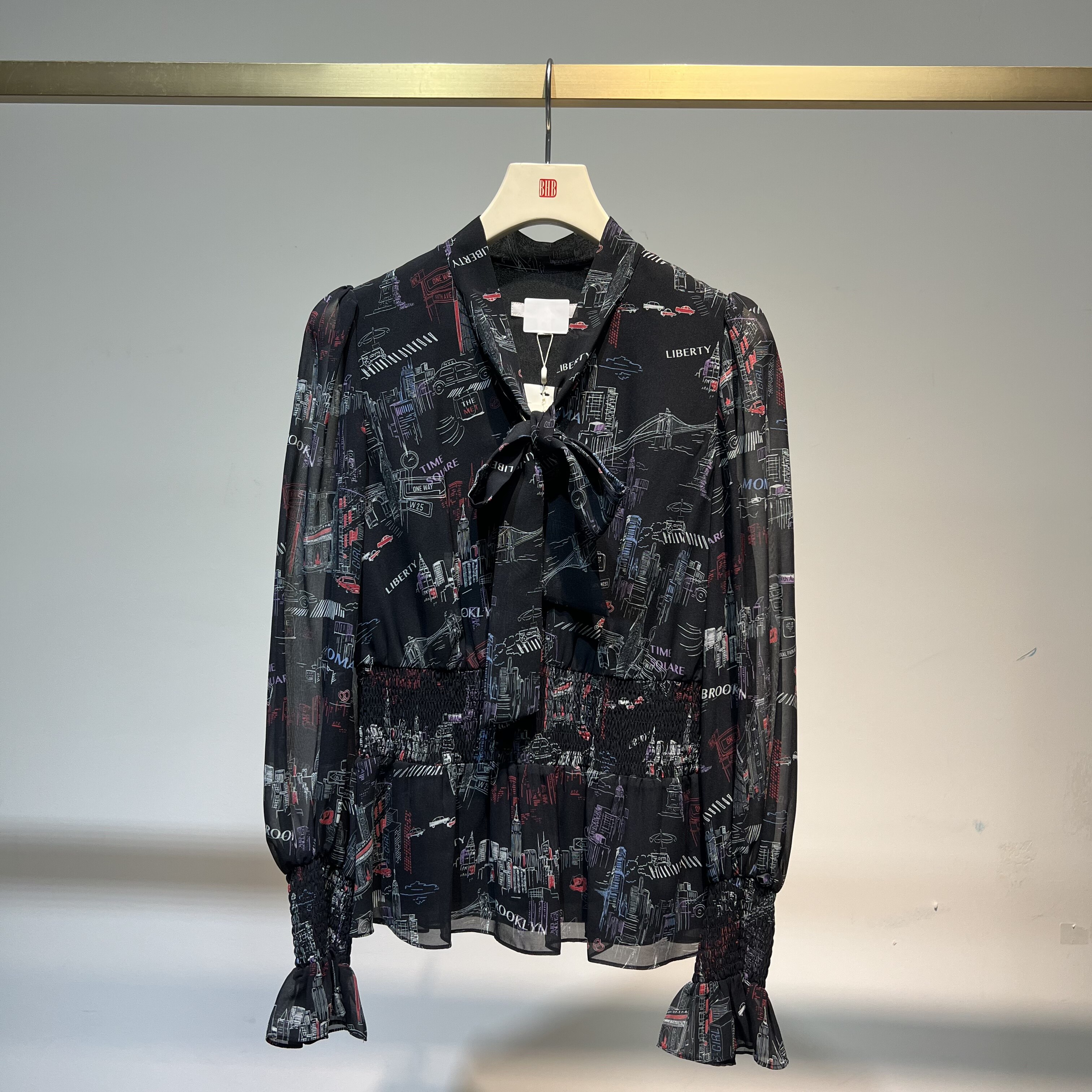 【歌】通勤风黑色印花长袖衬衫V领系带收腰壁纸纹样美学-321C045