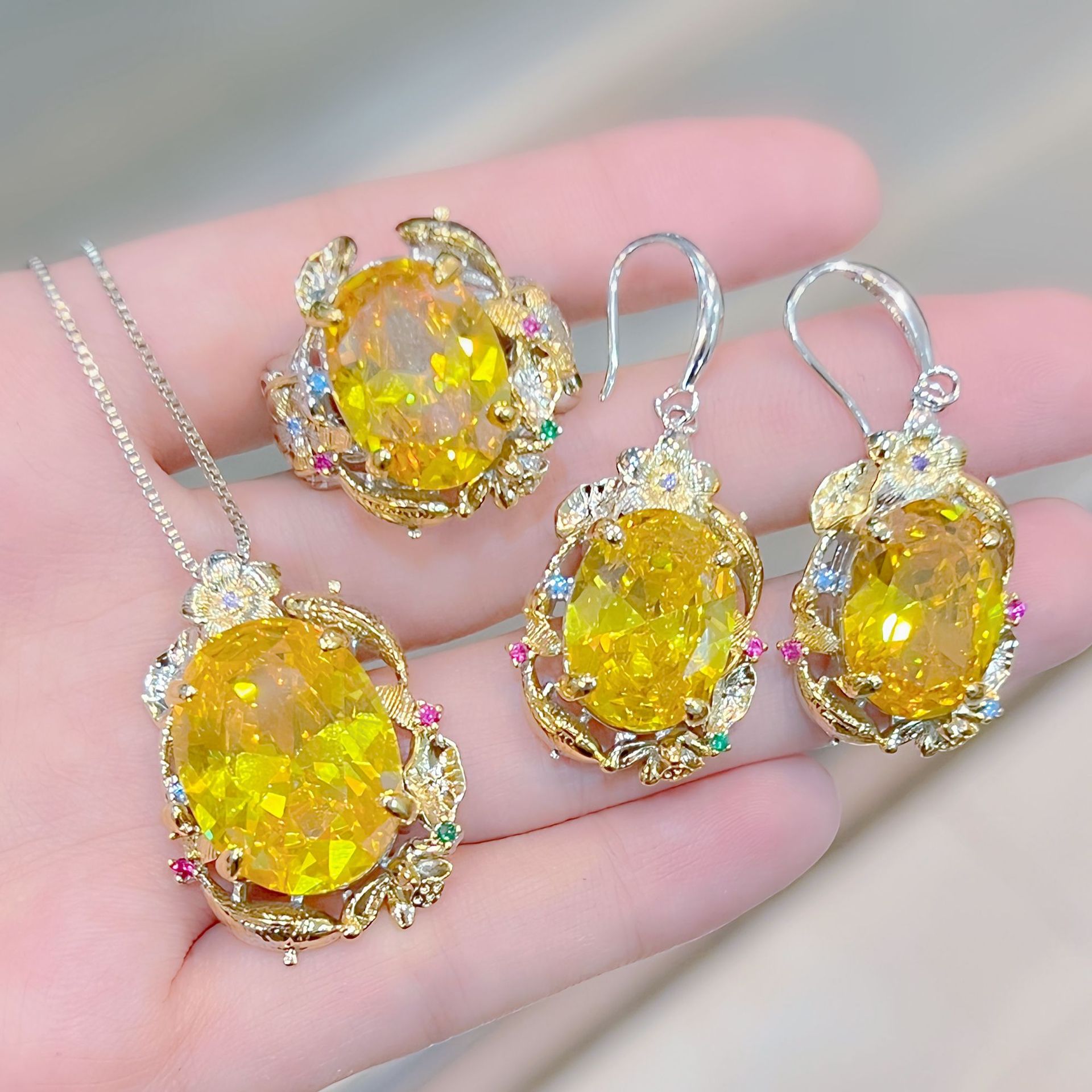 钻石之乡河南柘城河南人工钻石抖音直播镶嵌超闪黄色锆石3件套装