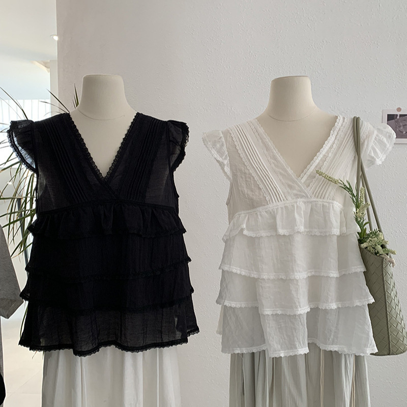 夏季新款V领蕾丝拼接飞飞袖衬衫女高级荷叶边下摆纯色小衫上衣女