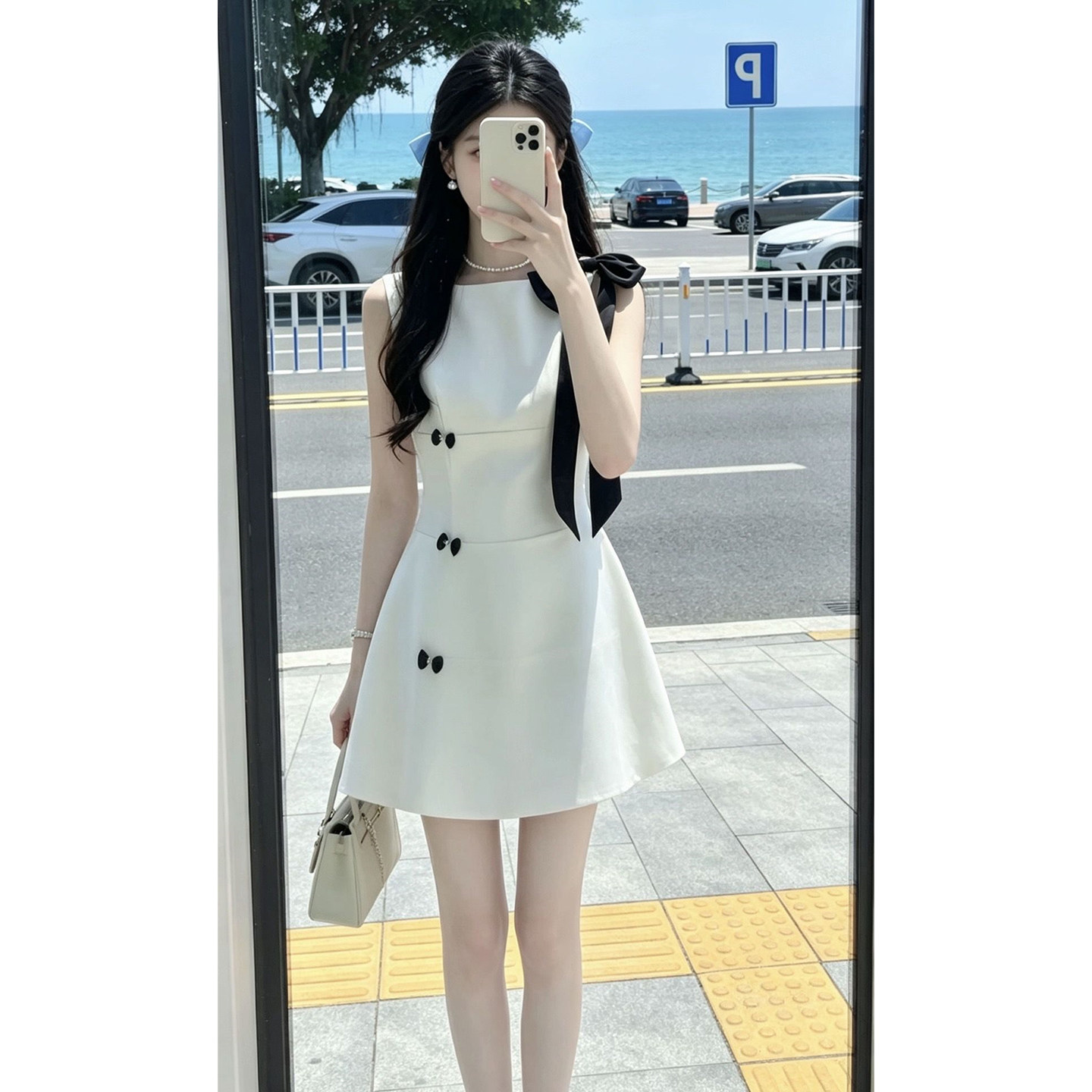 高知miu系穿搭蝴蝶结白色无袖吊带连衣裙子夏季小个子a字收腰短裙