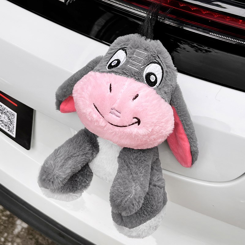 汽车尾部挂件毛绒玩偶2024新款可爱卡通车载后备箱电动摩托车摆件