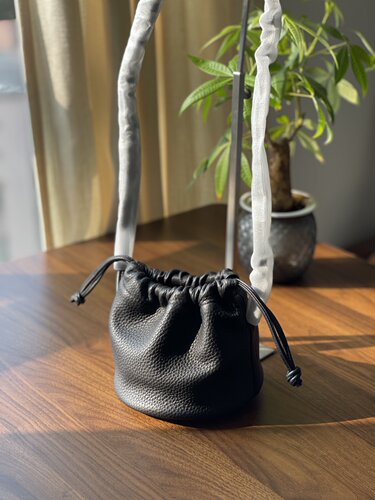 莞产26S黑色鹿皮aet风HANDLE POUCH MINI DA115福袋包斜挎水桶包