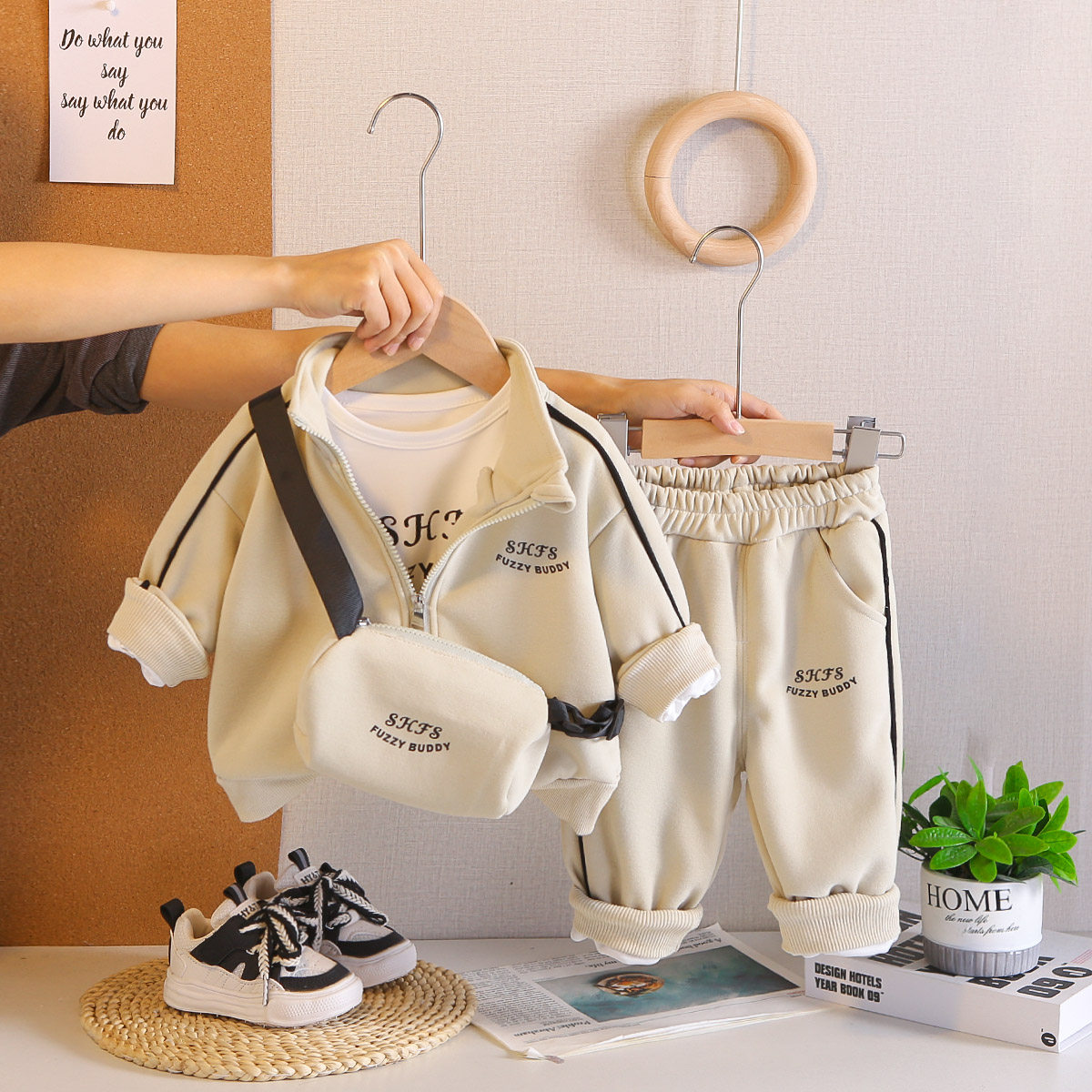 2026新款男童春秋休闲套装三件套洋气时髦宝宝运动风立领拉链外套