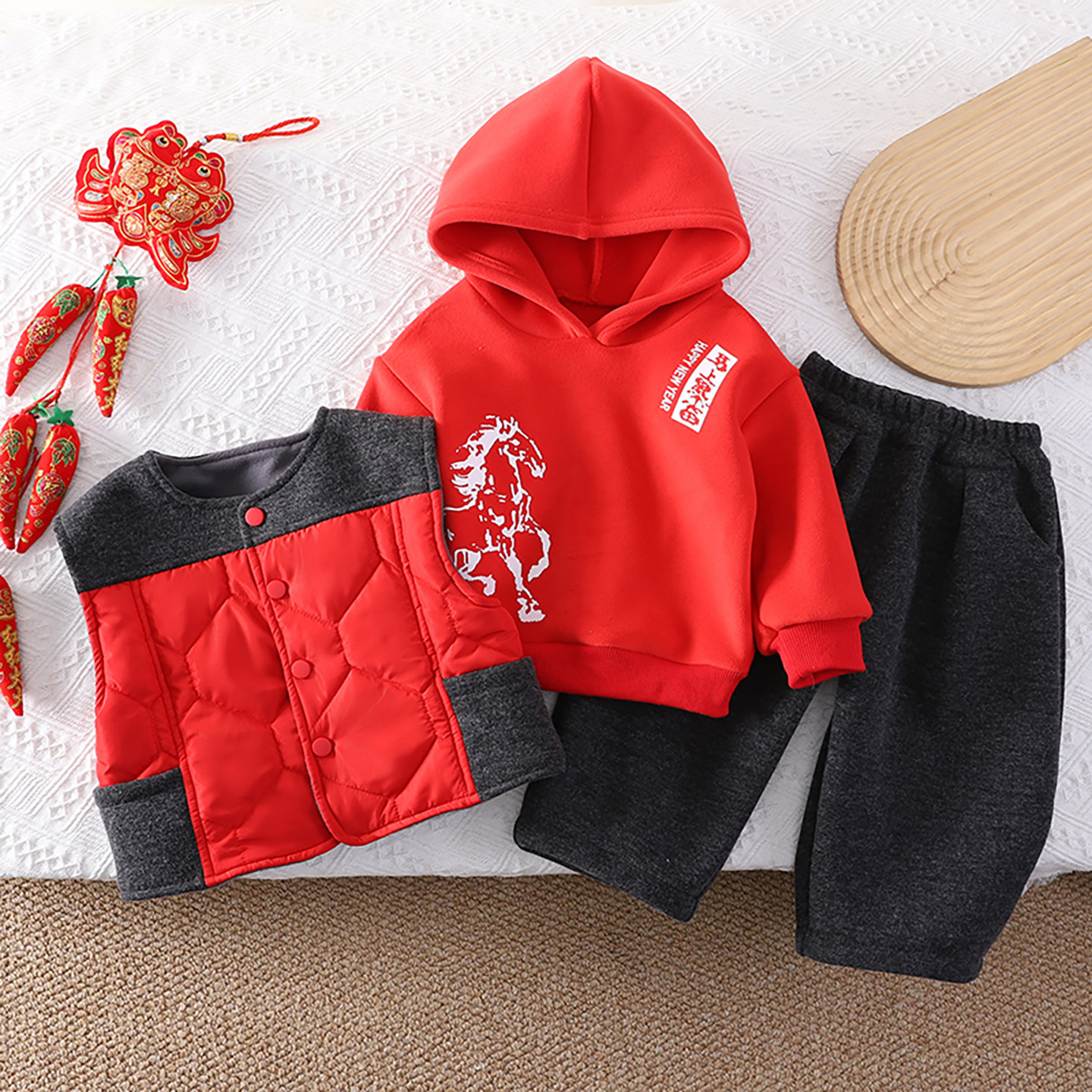 2026男童冬款连帽卫衣套装喜庆年服加绒加厚保暖马甲棉袄服三件套