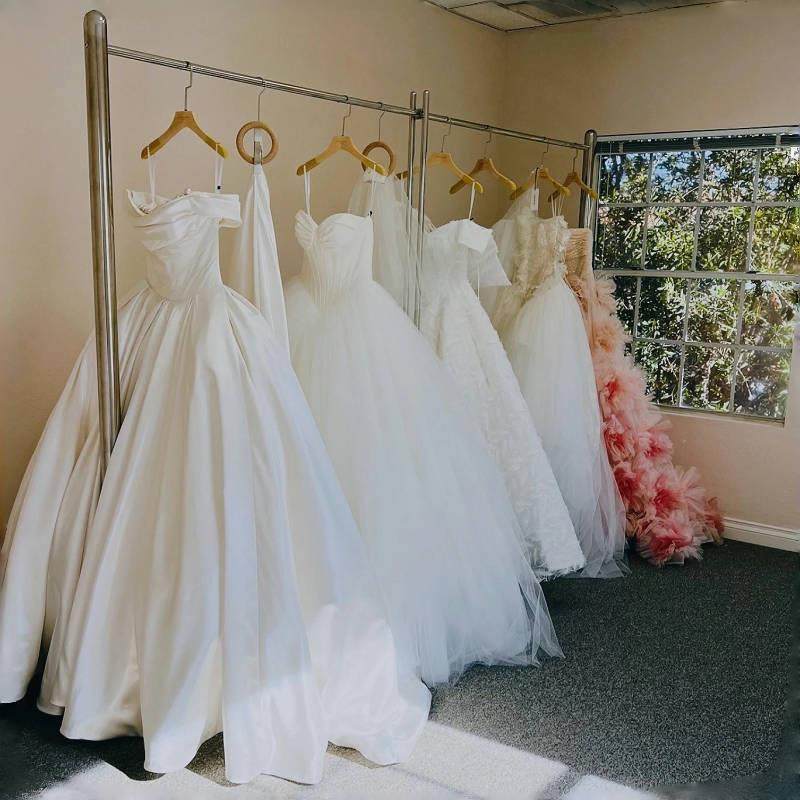 高端订制不锈钢落地婚纱架子礼服陈列货架秀禾挂衣架挂头纱展示架