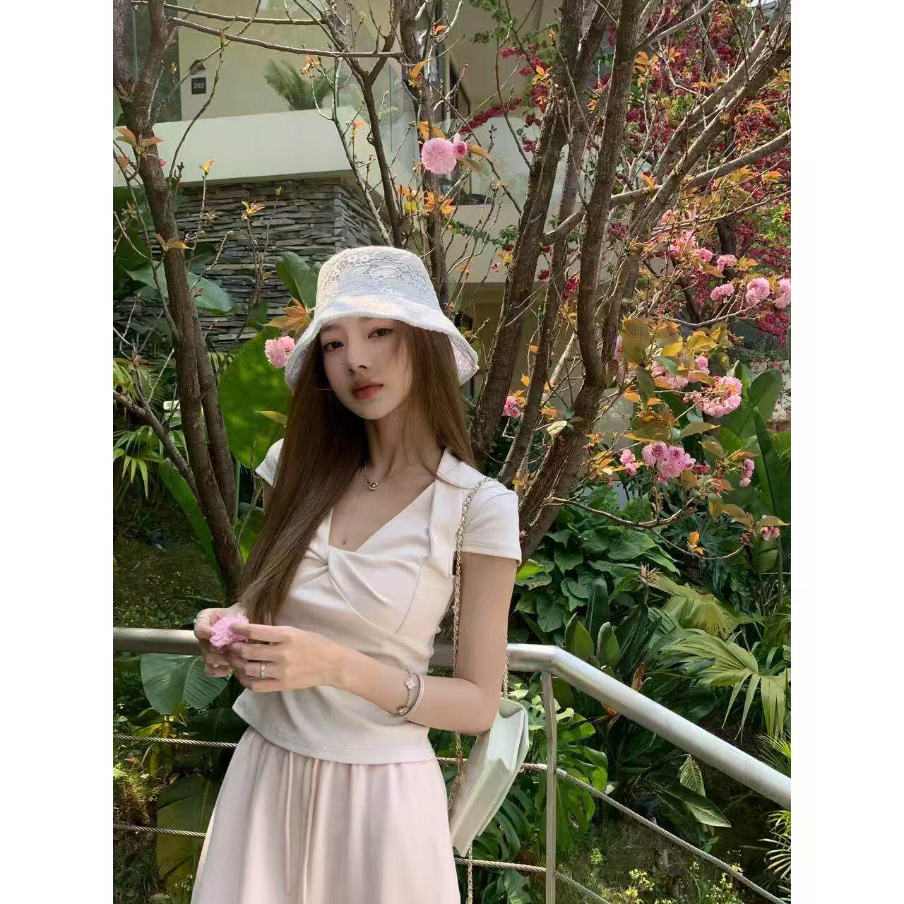 宋仁何【初恋秀智】2025年春季新款全棉透气交叉纽结V领短袖上衣