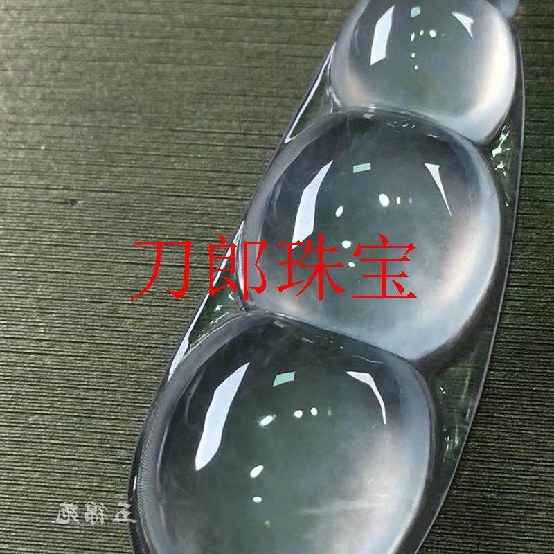 冰透缅甸老坑高冰玻璃种翡翠色玉石项链白玉髓四季豆挂件女款项链