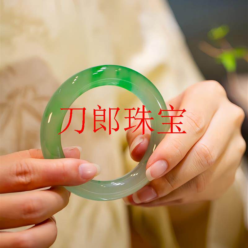 缅甸飘阳绿高冰晴水翡翠色手镯老坑圆条冰透白底青玉石镯子女士款