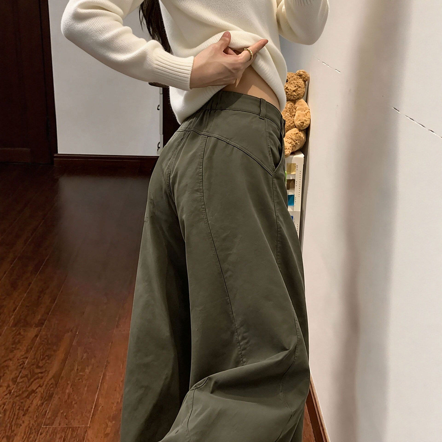 军绿色弯刀阔腿裤女秋冬季2026新款大码宽松垂感运动休闲工装裤子
