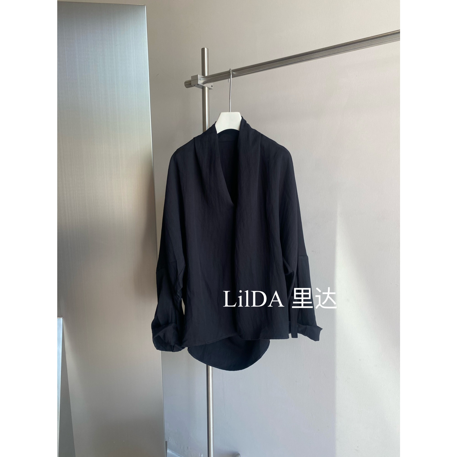 秋上新极简松弛舒适小众廓式小衫V领长袖纯色宽松衬衫打底10301