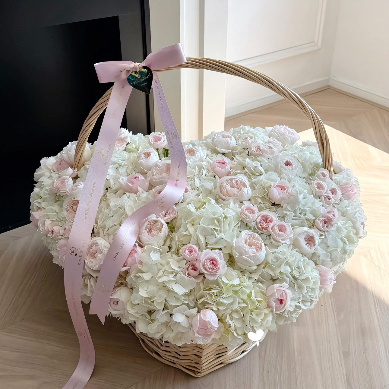 七夕新款爱心手提白色花篮鲜花花束插花手工藤编花篮节日diy资材图片