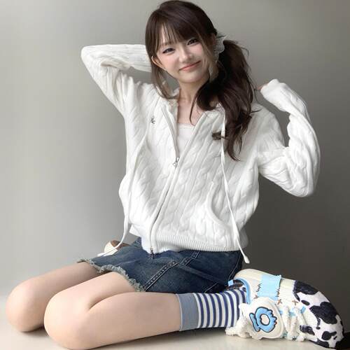 秋季韩系白色麻花连帽短款毛衣女