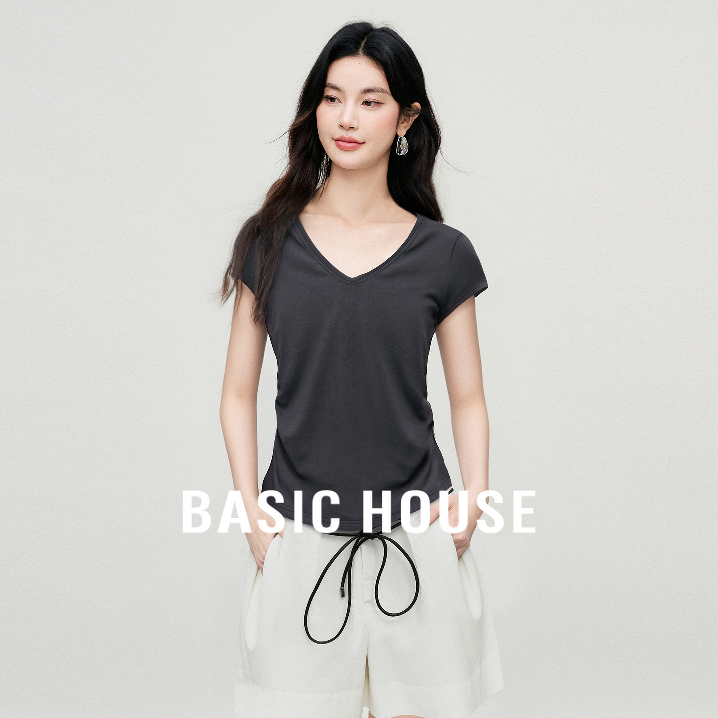 Basic House/百家好纯色V领短袖褶皱上衣夏季新款轻熟百搭T恤女