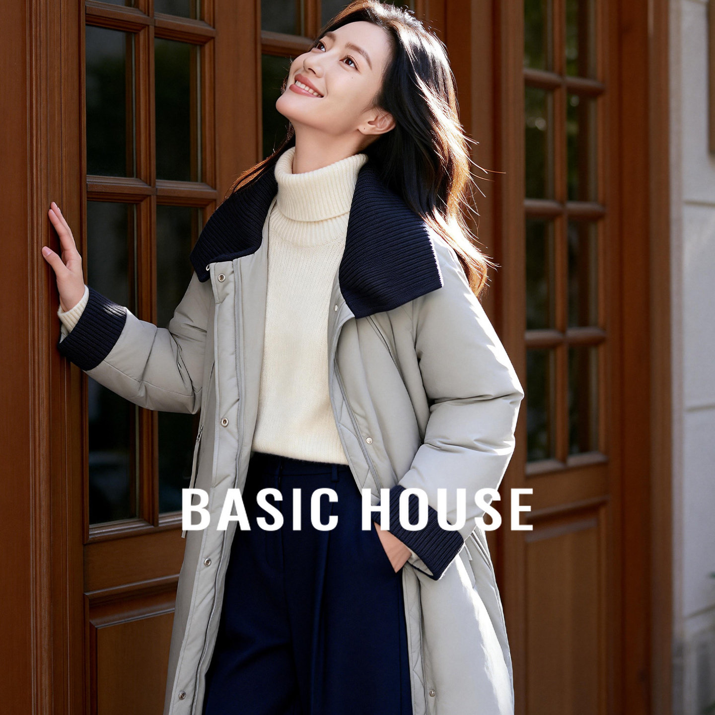 Basic House/百家好撞色针织领拼接中长款羽绒服白鸭绒保暖外套女