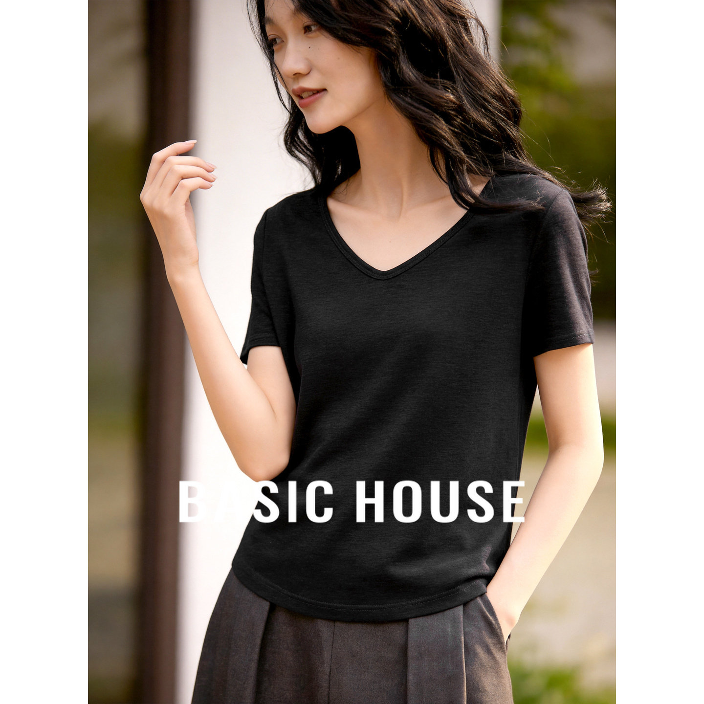 Basic House/百家好黑色V领基础慵懒短袖T恤女春新款亚麻短款打底