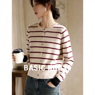 Basic House/百家好早春新款米色针织开衫宽松正肩红条纹内搭毛衫