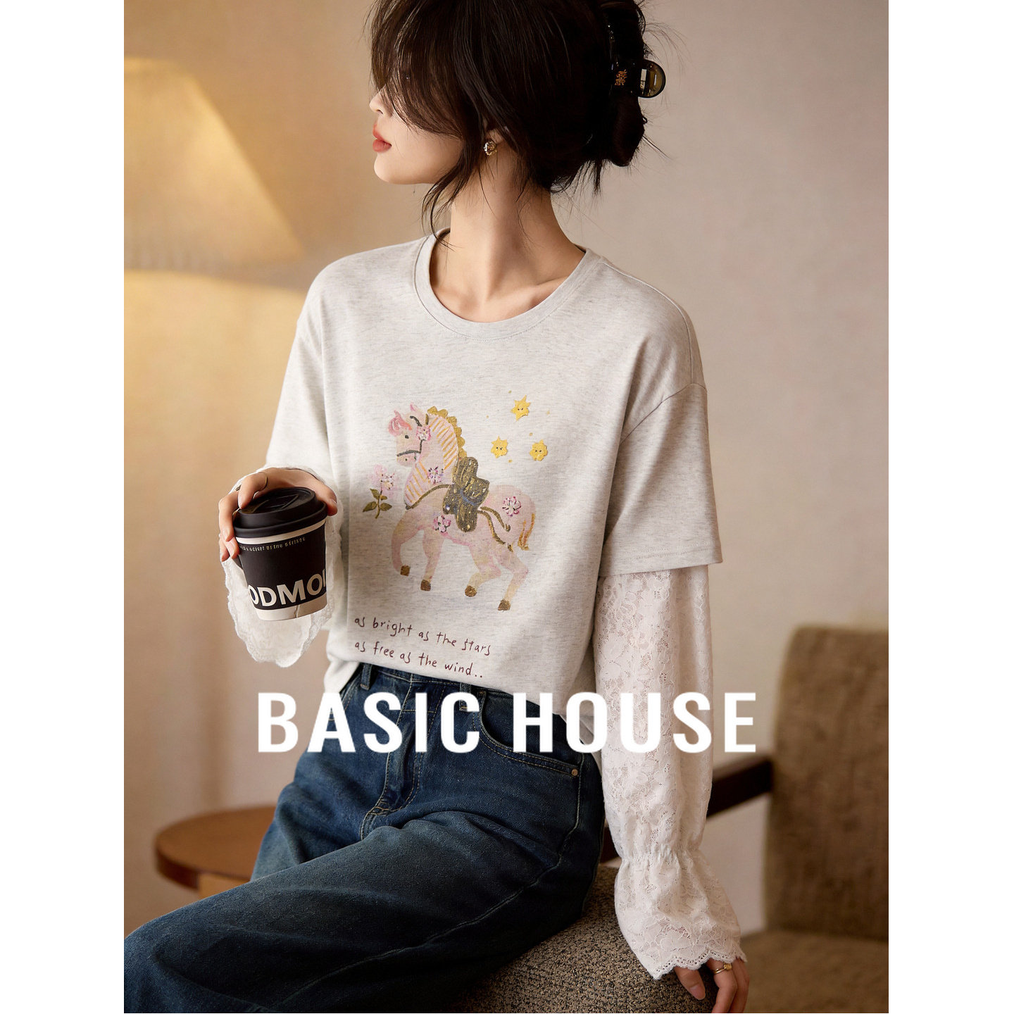 Basic House/百家好假两件蕾丝袖木马印花T恤女甜美减龄长袖上衣