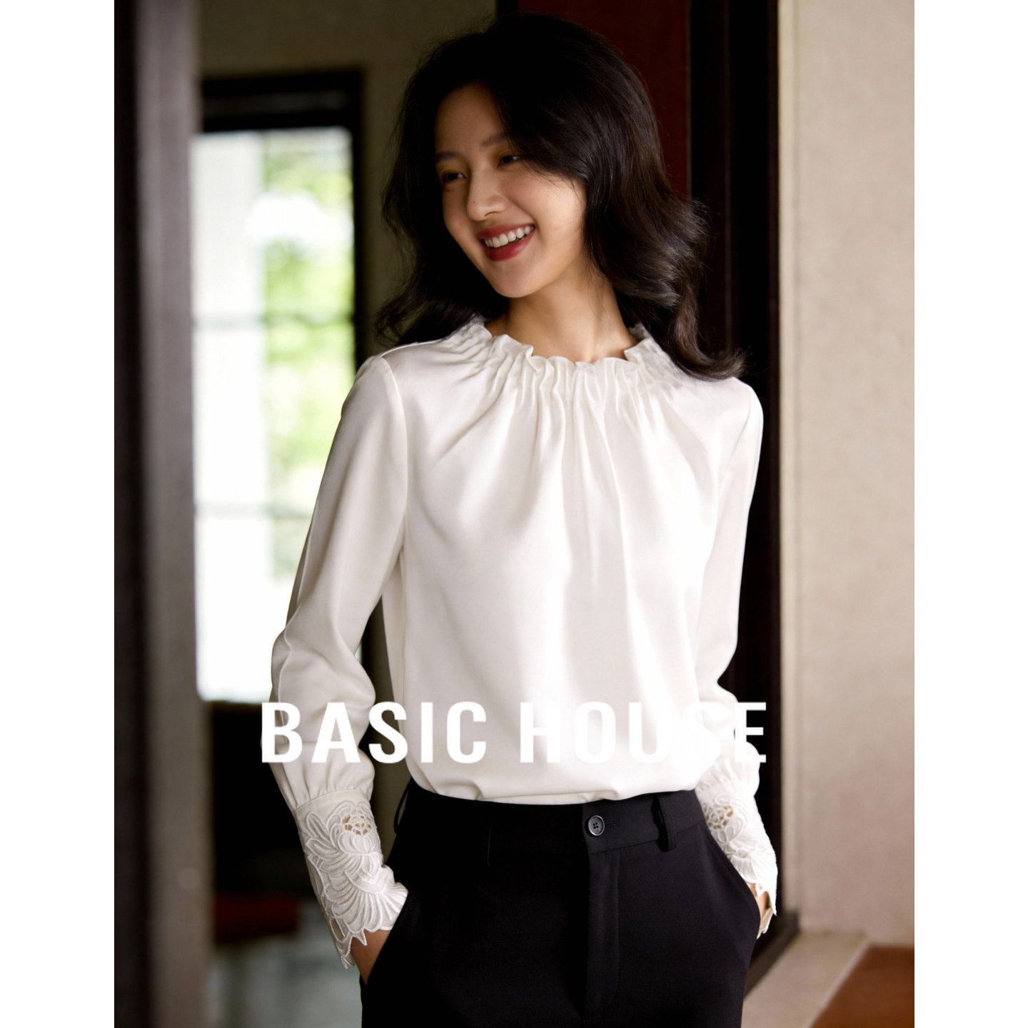 百家好白色法式木耳边一字肩衬衫女春季新款长袖刺绣花边气质上衣