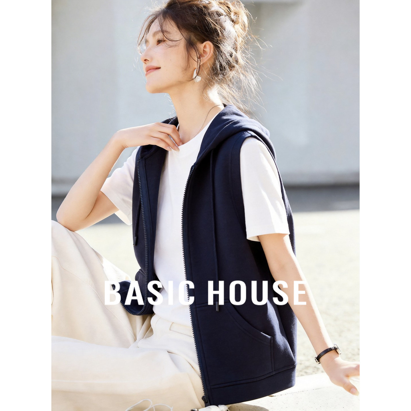 Basic House/百家好藏青连帽马甲女夏季新款无袖拉链休闲运动外套