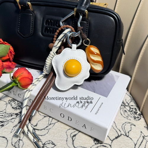 原创荷包蛋精致包挂件碱水面包创意挂饰miu系高级感仿真煎蛋礼物