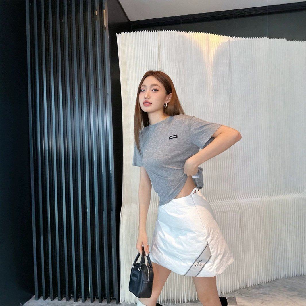 M系 25春夏新款胸前撞色字母刺绣贴布翻领微透修身打底休闲上衣,运动/瑜伽/健身/球迷用品,高尔夫上装,淘宝优惠券,粉丝福利购,淘宝优惠卷