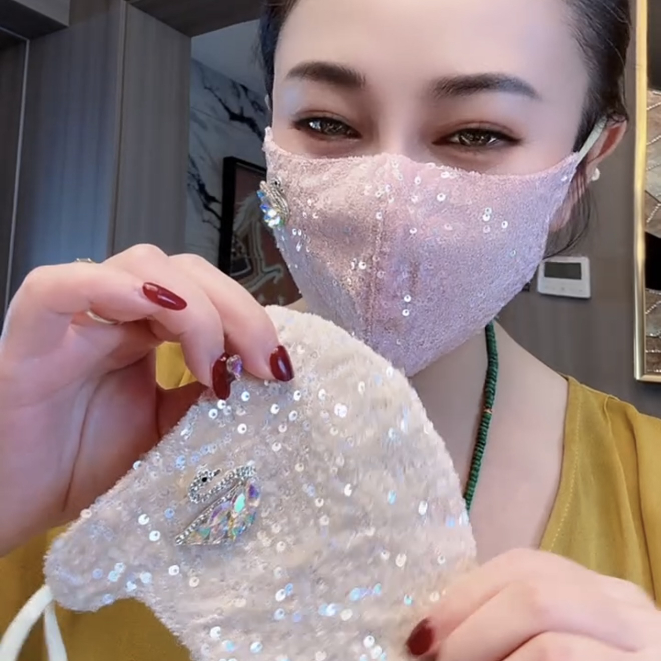 网红同款保暖口罩丝绒亮片AB彩钻金属天鹅时尚保暖潮女出街拉风