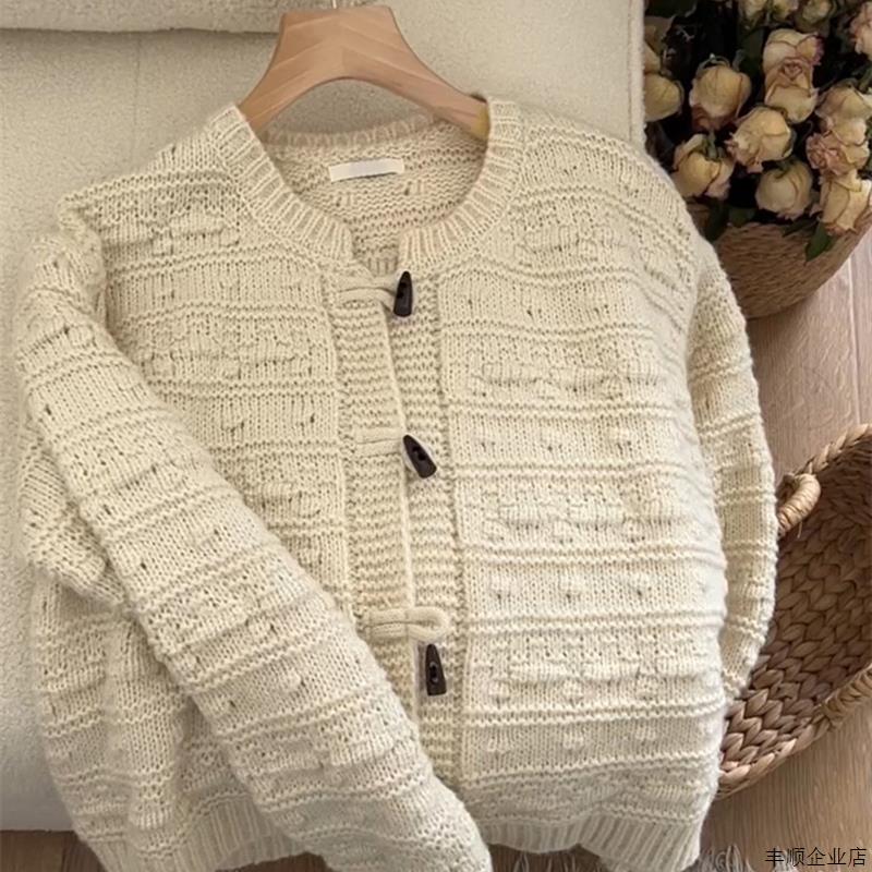 CHAO级推荐米白色圆领牛角扣粗针线毛衣女秋季覆古时髦针织开衫