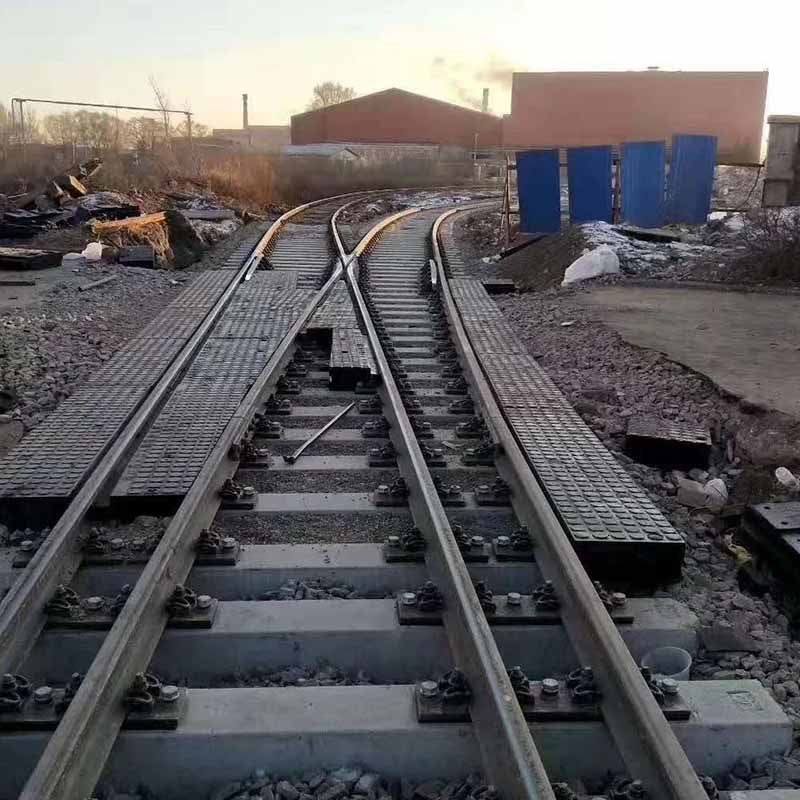 促供铁路交叉口铺设橡胶耐磨道口板 防腐蚀保证车辆安全通过道口