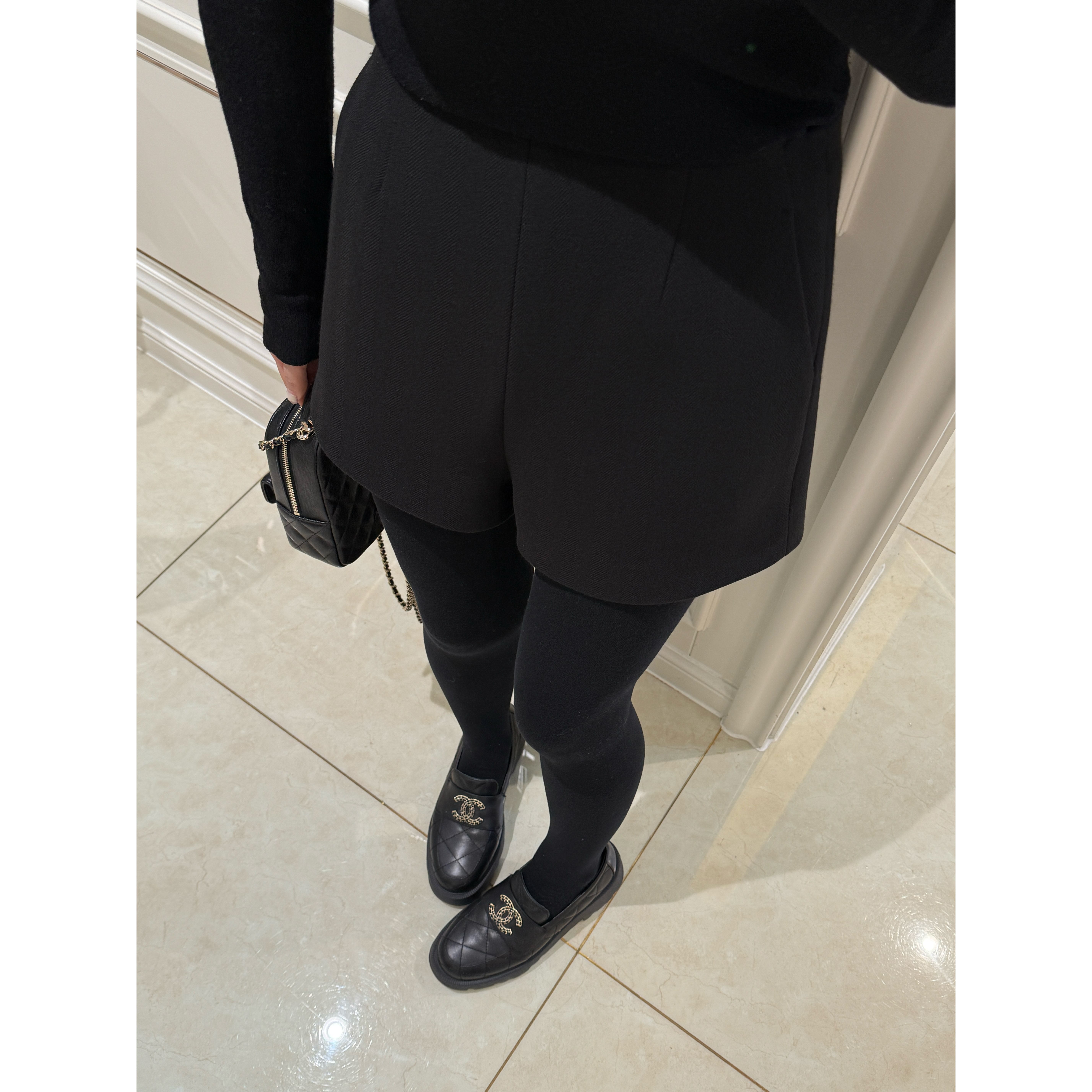 简约百搭斜纹黑色短裤