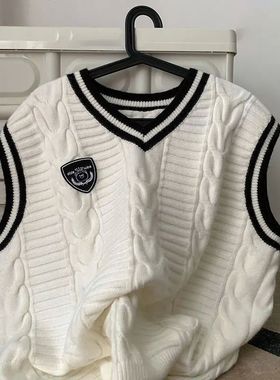 Loose fitting camisole knit shirt for men 男士宽松坎肩针织衫