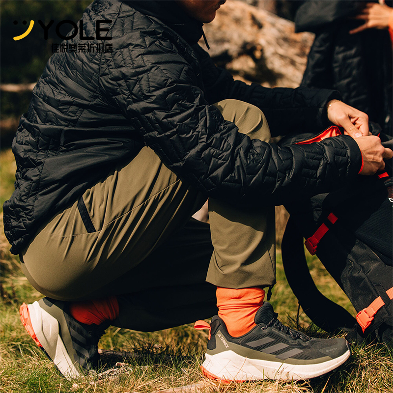 阿迪达斯男士耐磨登山运动徒步鞋