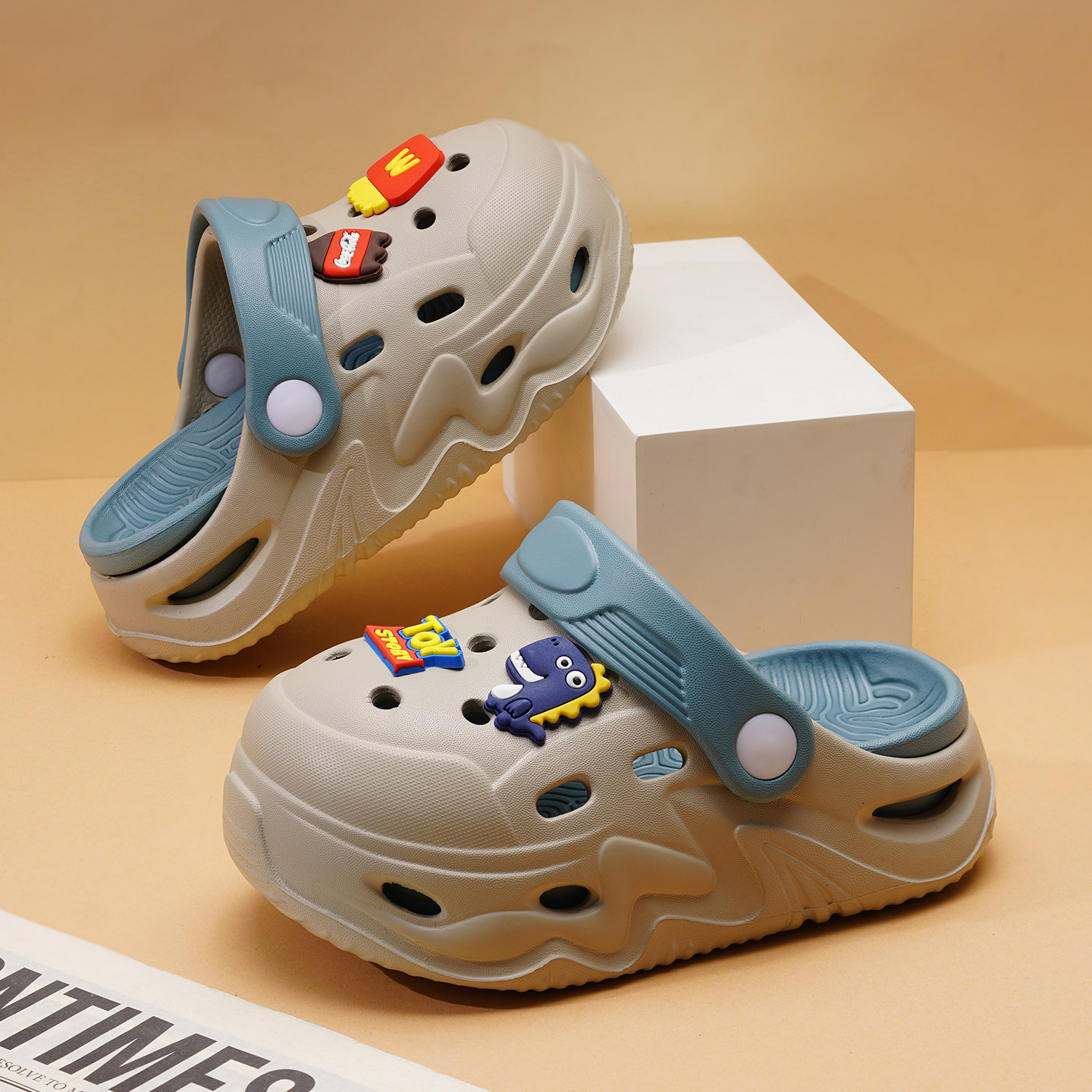 儿童洞洞鞋2026夏季新款男童拖鞋外穿防滑包头沙滩鞋凉拖鞋宝宝