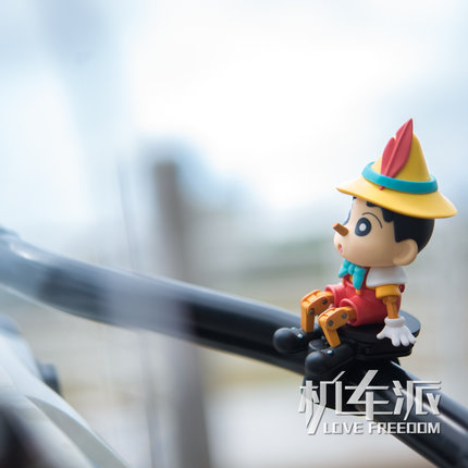 机车派可爱木偶小新摩托电动自行车把拓展支架后视镜装饰公仔摆件