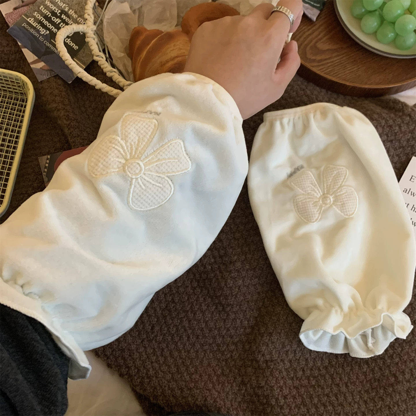 秋冬奶白蝴蝶结防脏护袖