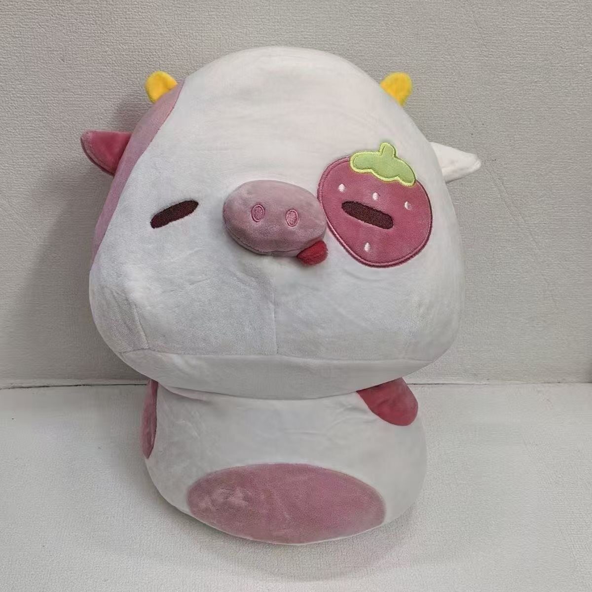 可爱草莓牛公仔毛绒玩具可爱的草莓猪抱枕草莓猪毛绒玩具靠枕闺蜜