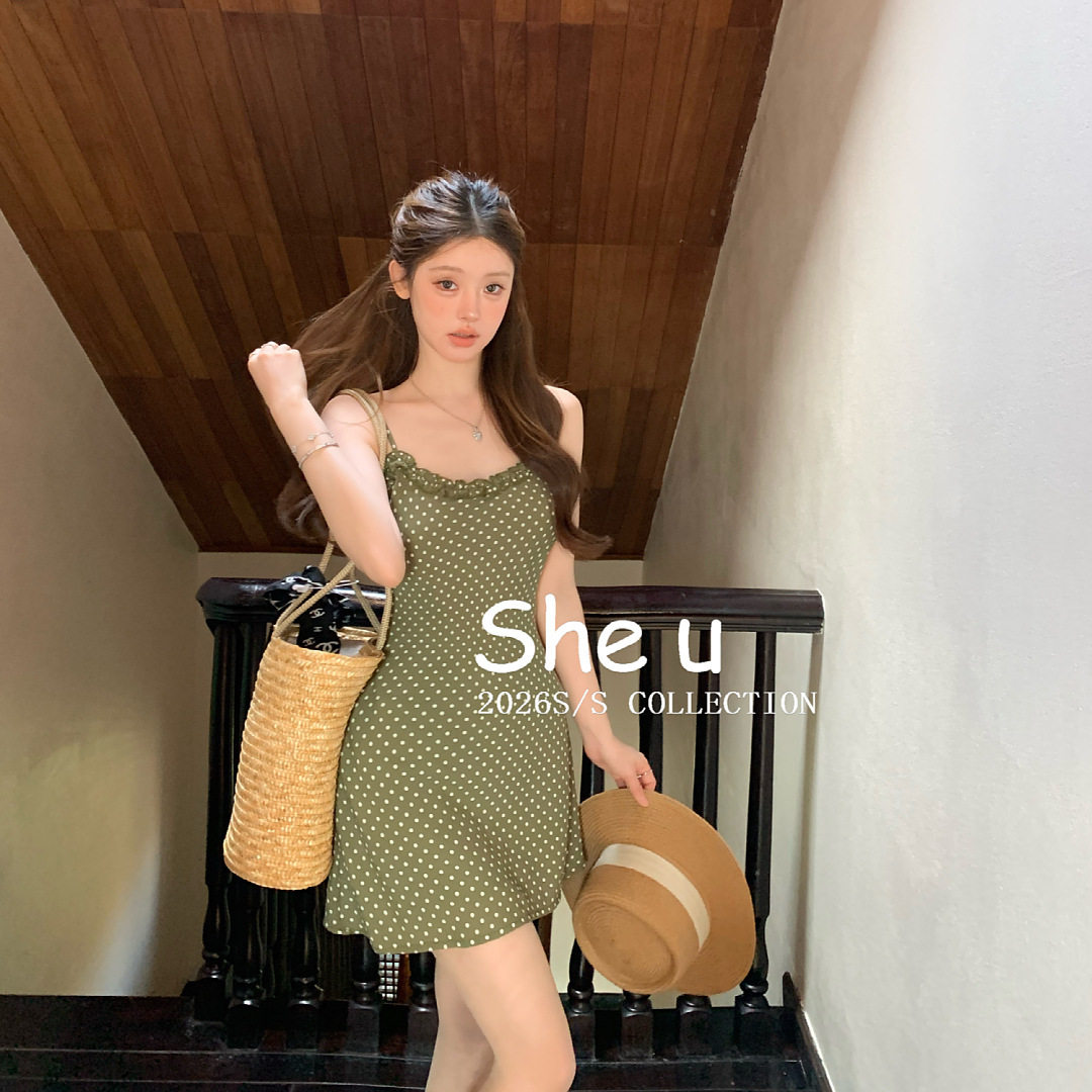 SHE U 法式复古风波点显白橄榄绿连衣裙2026春款女士显瘦吊带裙