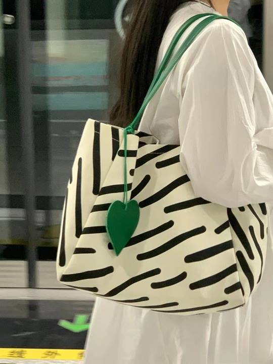 通勤手提单肩托特包女新款学院百搭大容量帆布包休闲学生上课