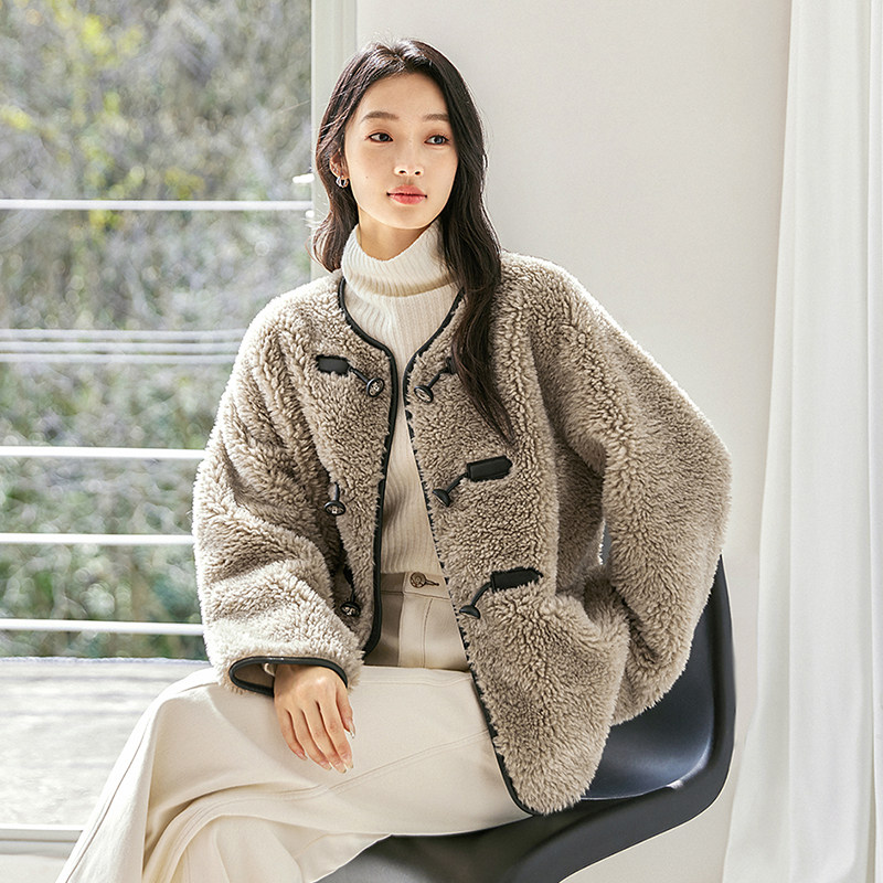 IC 清冷橄榄灰短款通勤外套女2026新款冬季高级休闲气质设计上衣,女装/女士精品,短外套,淘宝优惠券,粉丝福利购,淘宝优惠卷