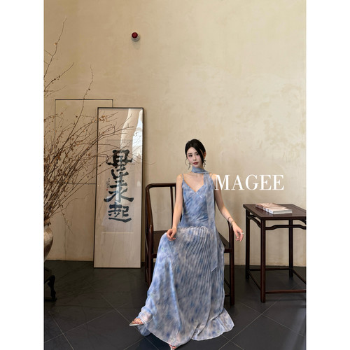 MAGEE麦淇-新碎花晕染飘带吊带女装褶连衣裙(配飘带)