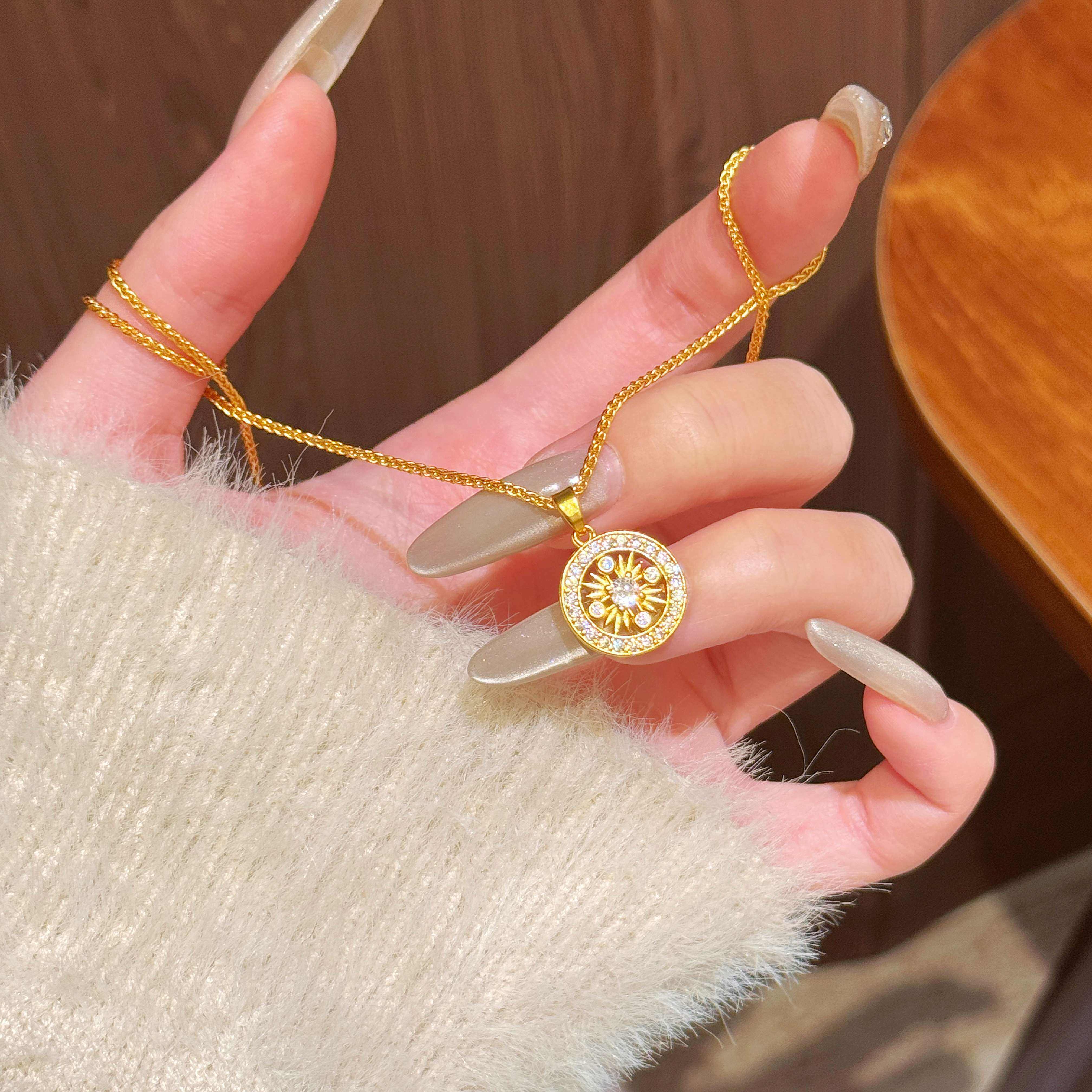 金店同款新中式金色满钻镂空太阳花图腾吊坠项链女精致罗盘锁骨链