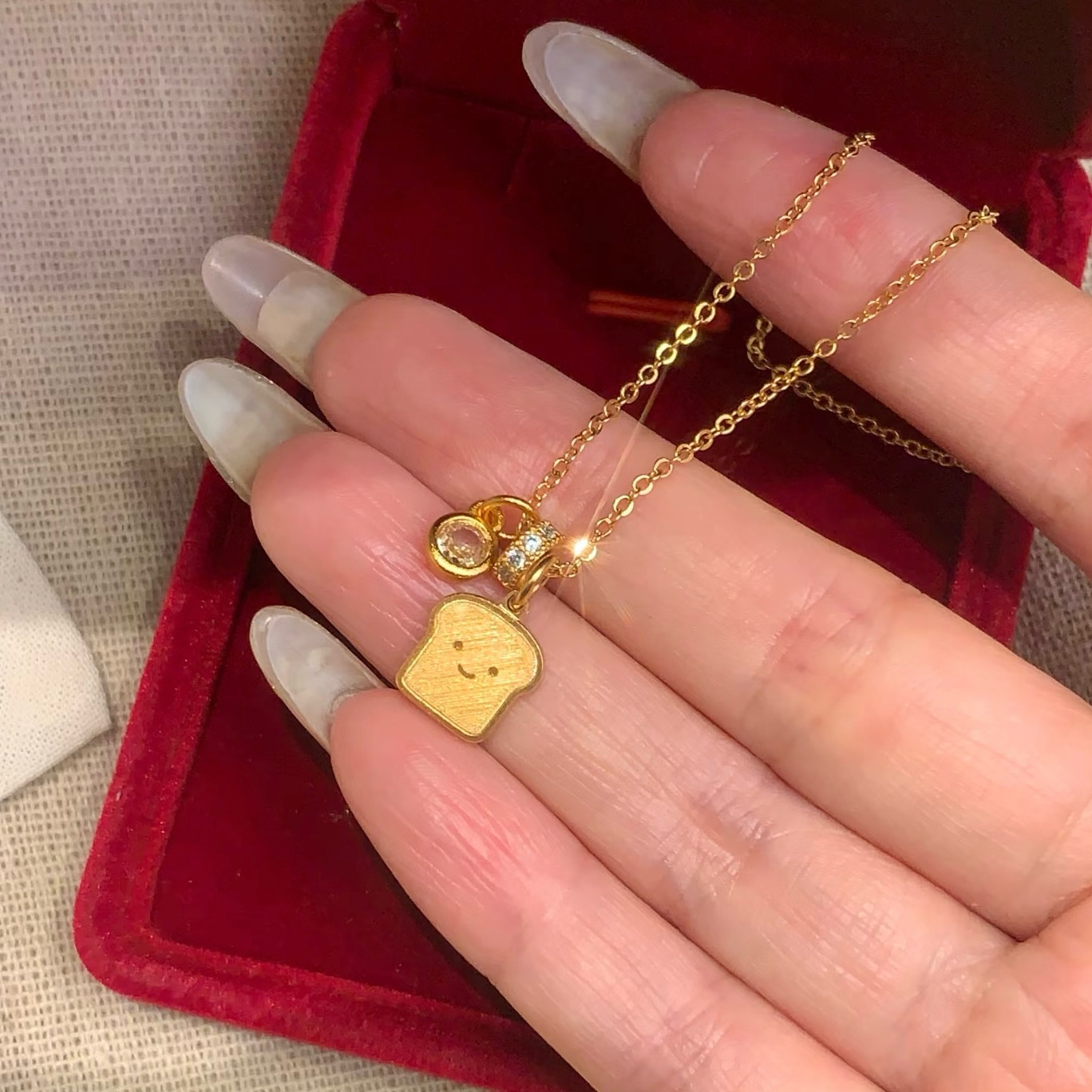 金色微笑吐司面包吊坠项链女轻奢小众简约笑脸可爱小鱼锁骨链配饰
