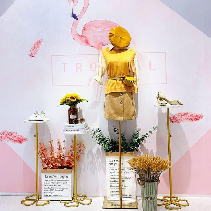 网红服装店橱窗装饰道具陈列展示架创意女装店金色橱窗展台流水台
